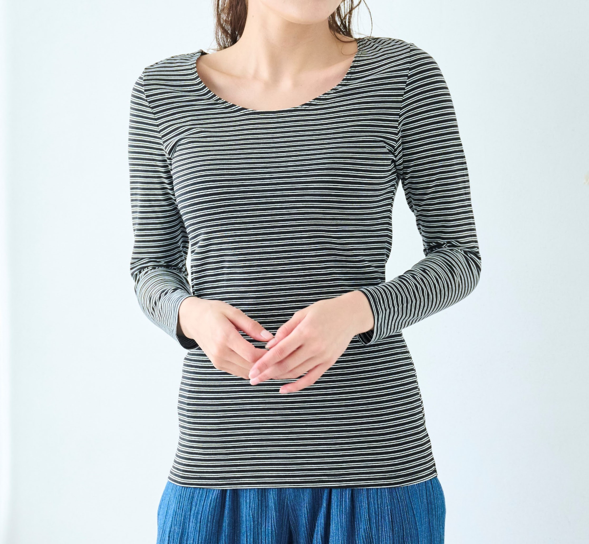 「綿混あったかインナー・クルーネック長袖レディース」の新作オフホワイト系ボーダーとブラック系ボーダー