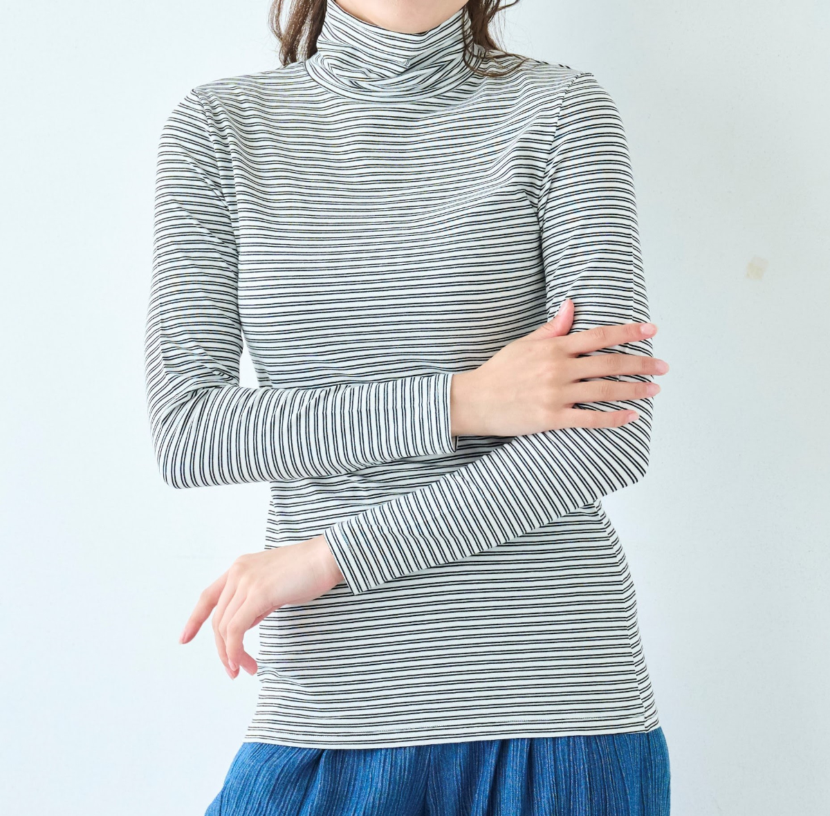「綿混あったかインナー・タートルネック長袖レディース」の新作オフホワイト系ボーダーとブラック系ボーダー
