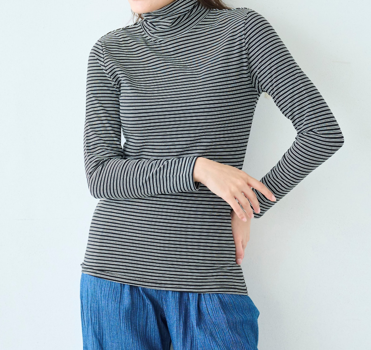 「綿混あったかインナー・タートルネック長袖レディース」の新作オフホワイト系ボーダーとブラック系ボーダー