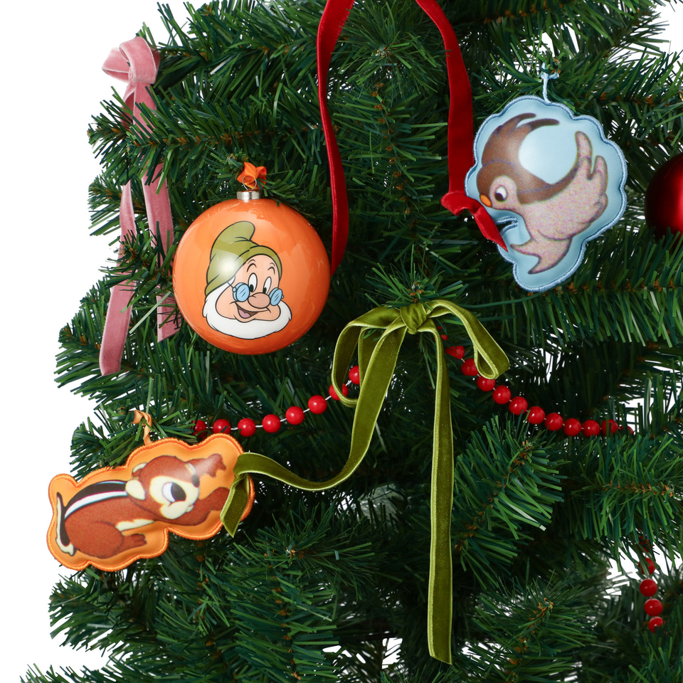 Francfranc、「白雪姫」クリスマスツリーセット発売。七人のこびとや