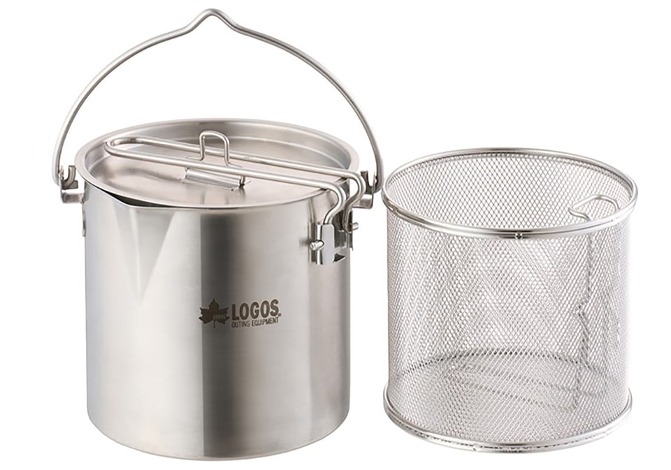 ロゴス、注ぎやすい横手型急須のようなケトル。ザル付きで麺の湯切りや