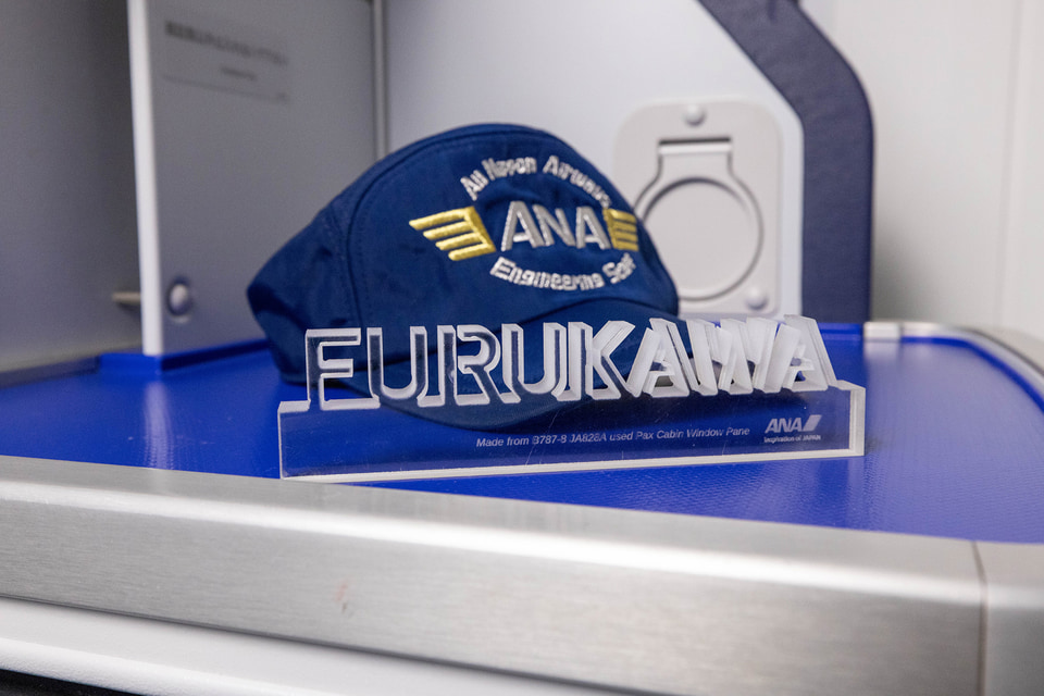 ANA、ボーイング 787の窓から作ったネームオブジェを160個限定生産