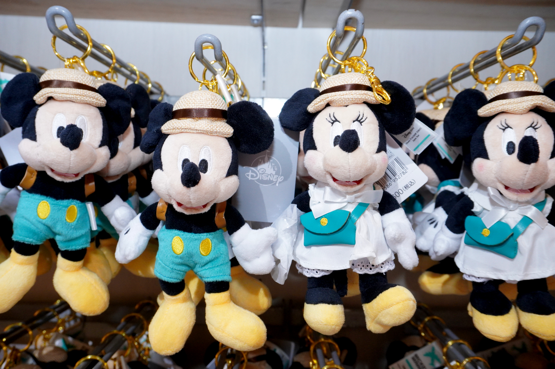 「ぬいぐるみキーホルダー＜ミッキーマウス＞」（2600円）と「ぬいぐるみキーホルダー＜ミニーマウス＞」（2600円）