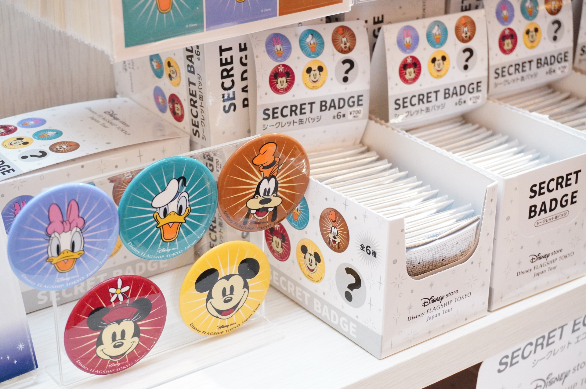 「シークレット缶バッチ」（1個700円）
