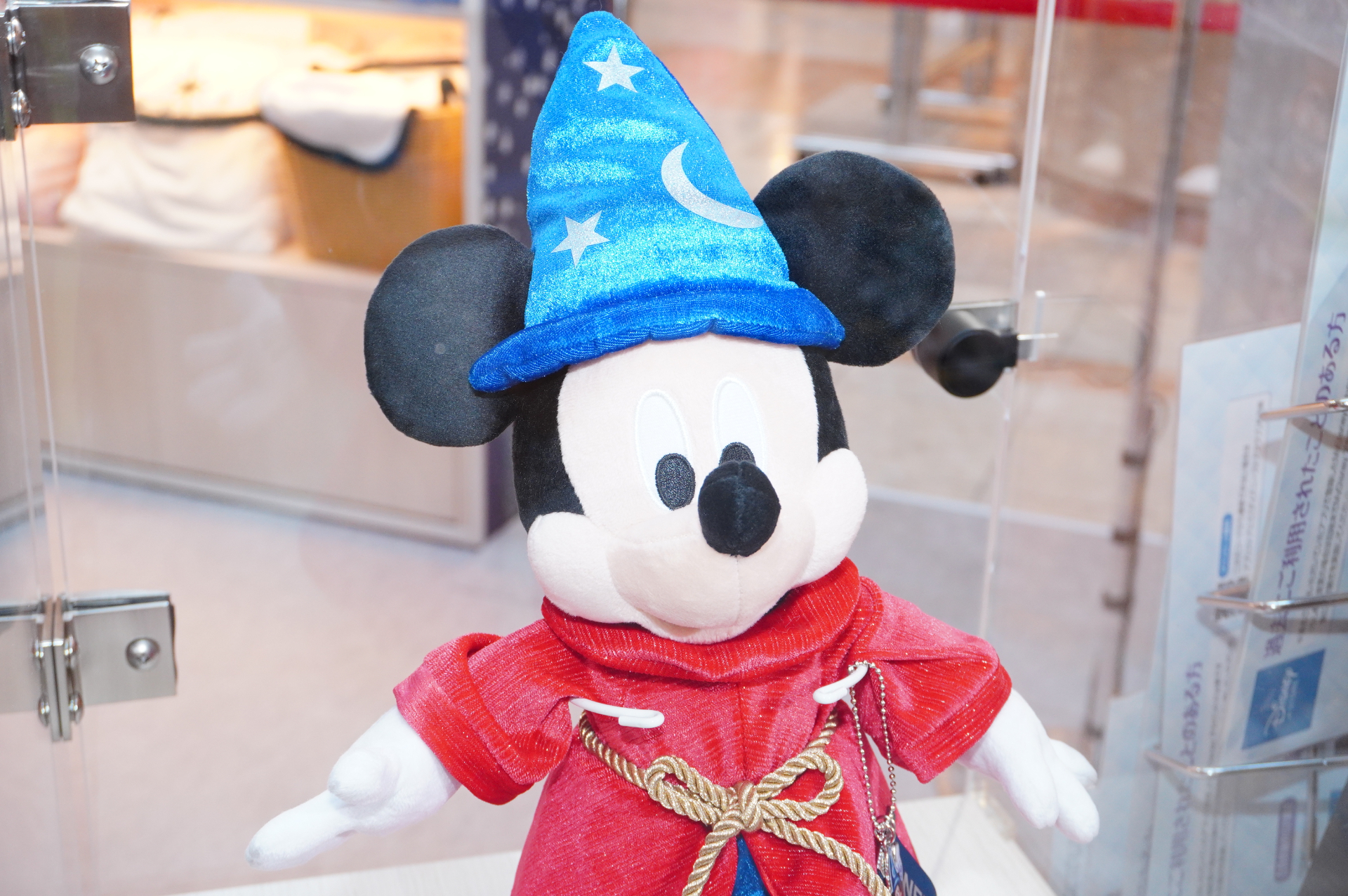 ディズニーストアクラブ会員来店者限定「魔法使いの弟子ミッキーぬいぐるみ」（3800円）。東京会場では「HANEDA」の開催地名入り