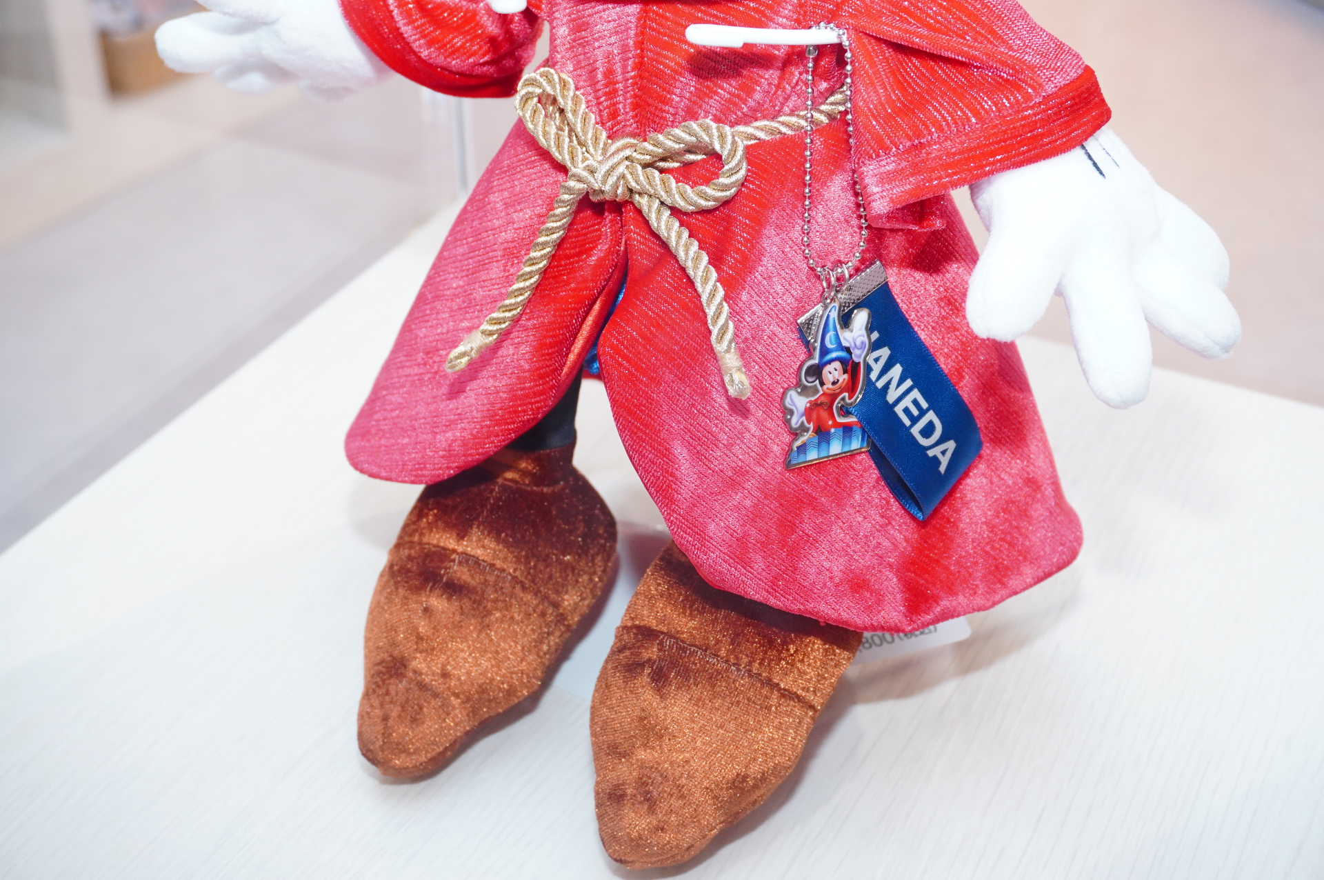 ディズニーストアクラブ会員来店者限定「魔法使いの弟子ミッキーぬいぐるみ」（3800円）。東京会場では「HANEDA」の開催地名入り