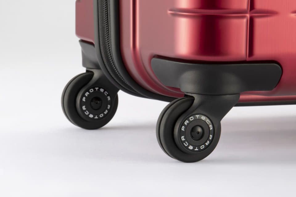 エース、縦横どちらでも開くスーツケースに金属の重厚感を加えた