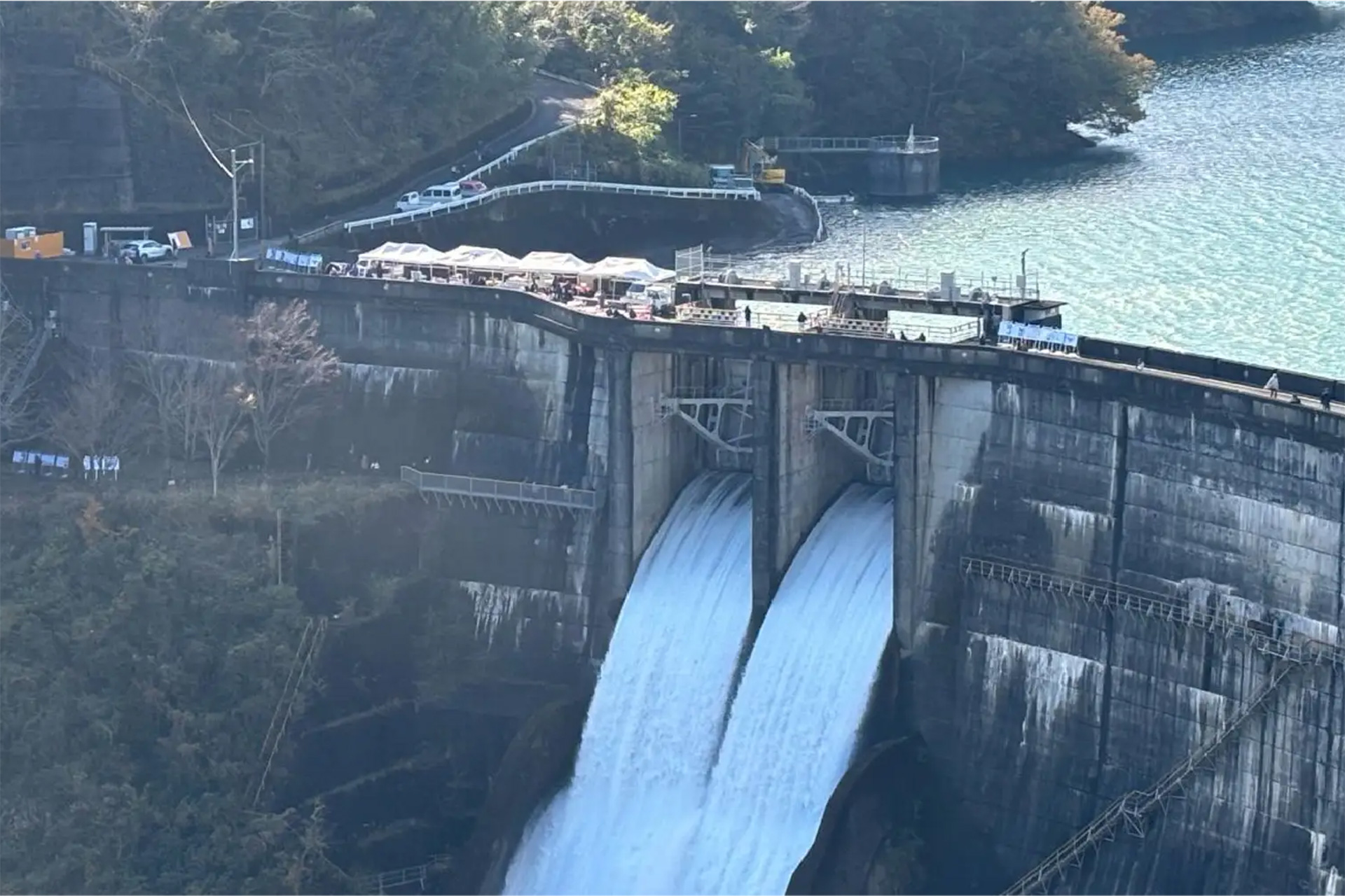 九州電力、上椎葉ダムで観光放水を一般公開