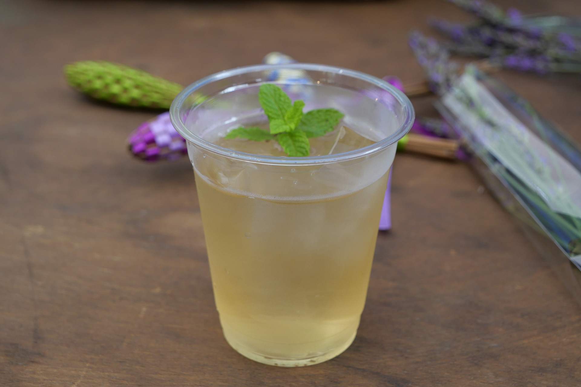 新鮮なハーブを使ったハーブティは、美味しいだけでなく気分もリフレッシュできるのでお勧め