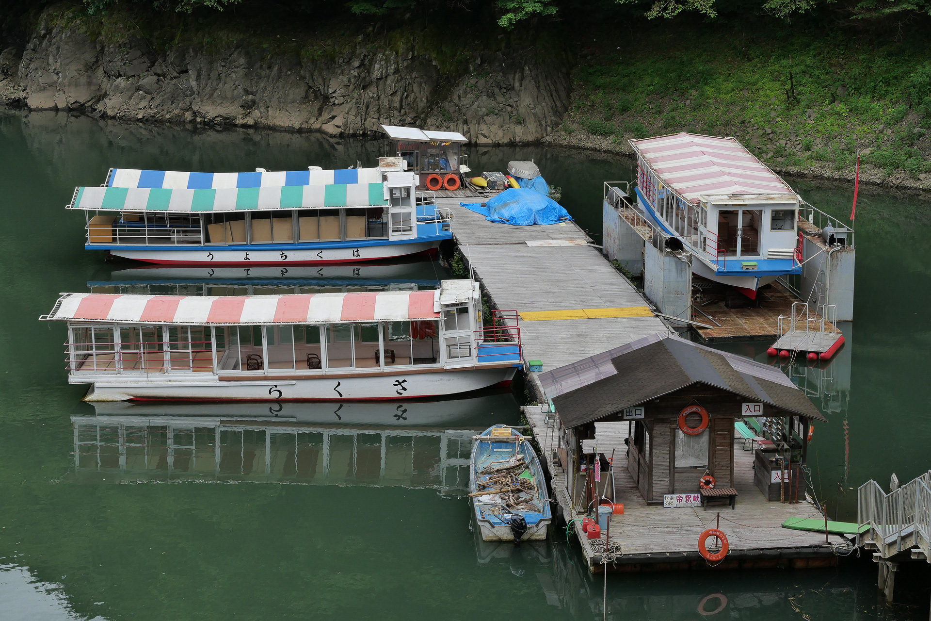 遊覧船は屋形船のような構造