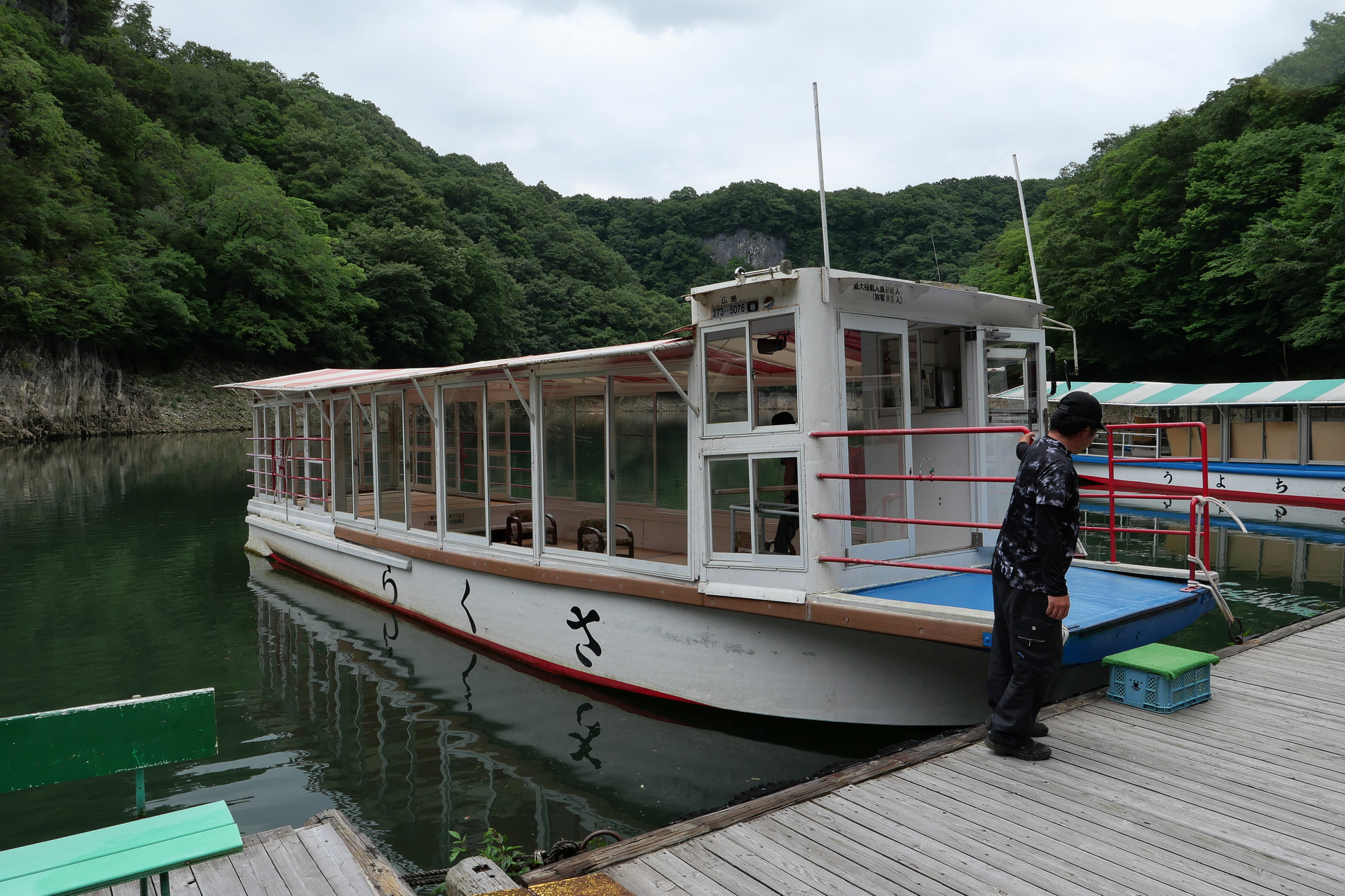 船の側面はほとんどがガラス窓となっているので、周囲の景色を妨げることがない