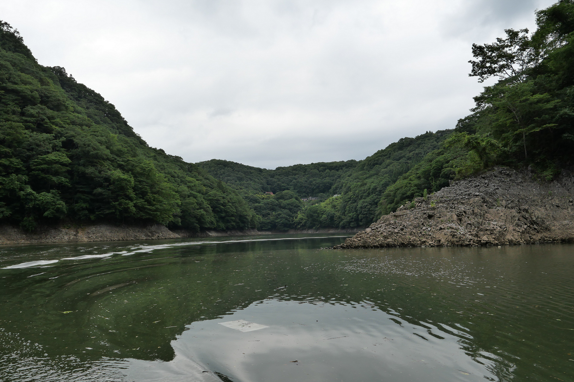 ダム湖のため水面はとても穏やかで、船が大きく揺れることもなく快適だ