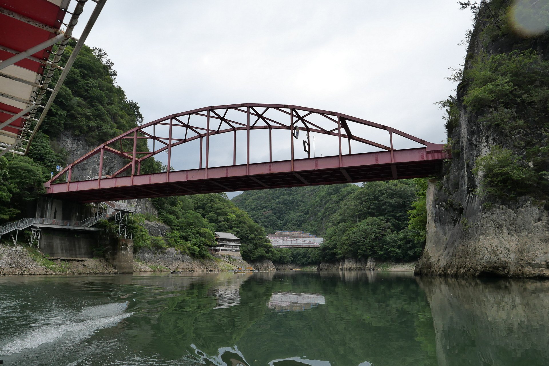 遊覧は、竜神湖にかかる朱色の紅葉橋からスタート