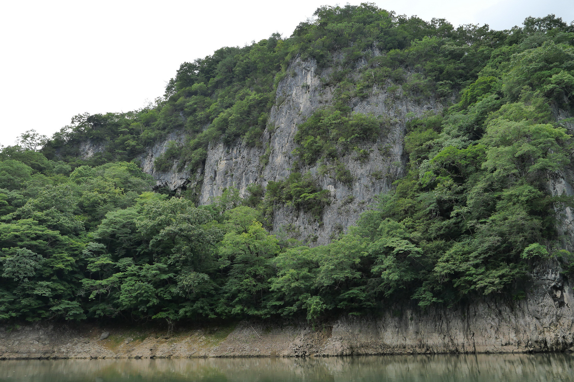 船内では、竜神個や帝釈峡の見どころが解説されるので、名所を見逃すことがない