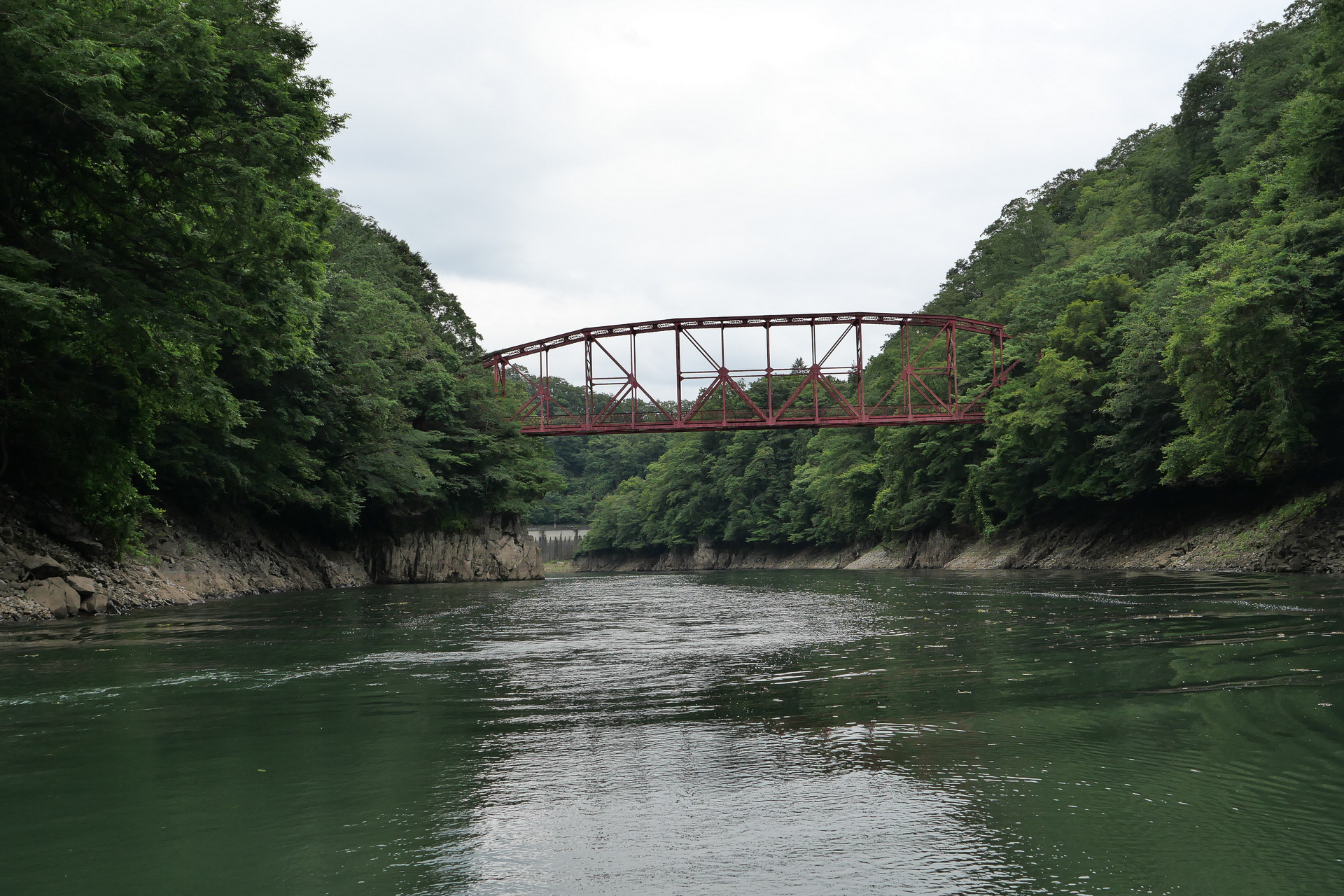 今回は夏の深緑と岩肌のコントラストが楽しめたが、秋から冬にかけては燃えるような紅葉で特に人気があるという
