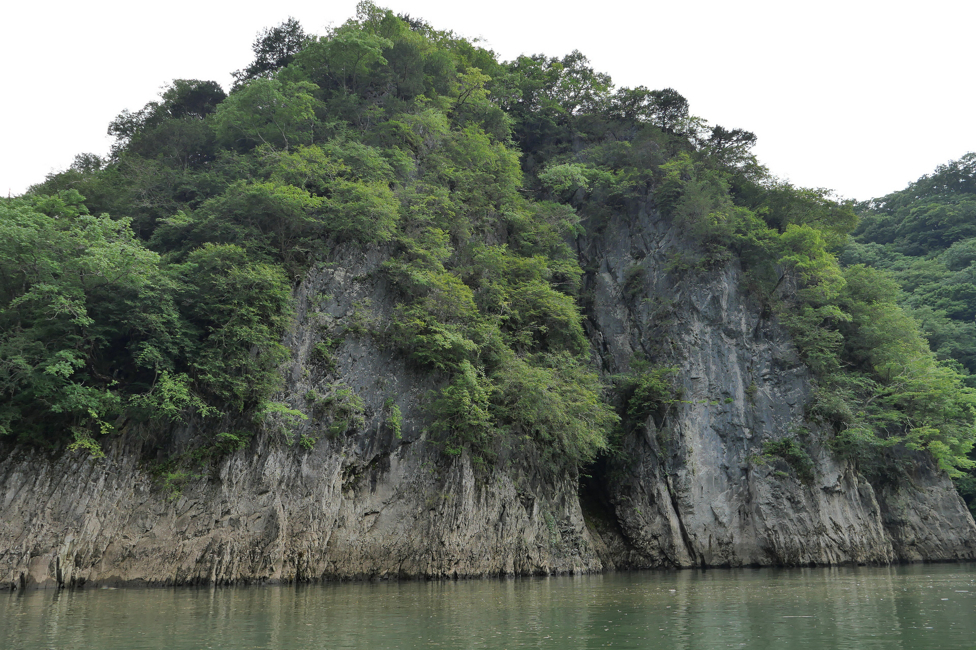 石灰岩が浸食されてできた、切り立った崖や白い岩肌からは、独特の美しさと雄大さが感じられる