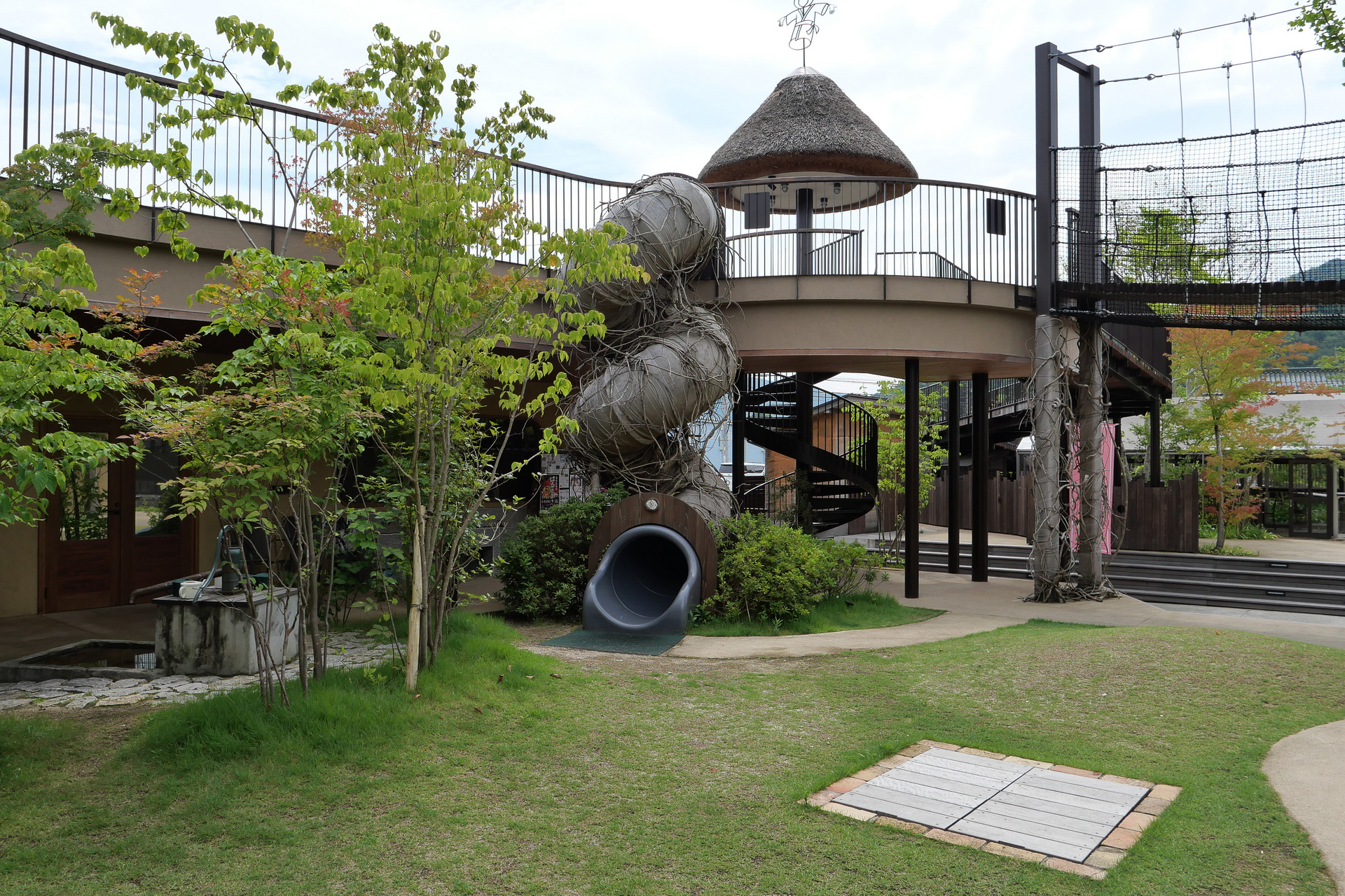 子供向けの遊具も備わっており、家族で楽しめる施設だ