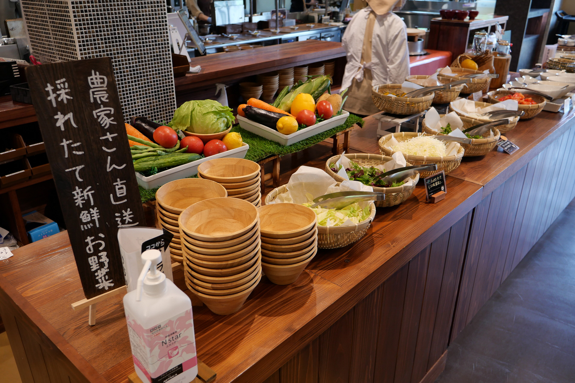 丼物以外のランチや御膳を注文すると、循環サイクルで育てられた新鮮な野菜のサラダをおかわり自由でいただける