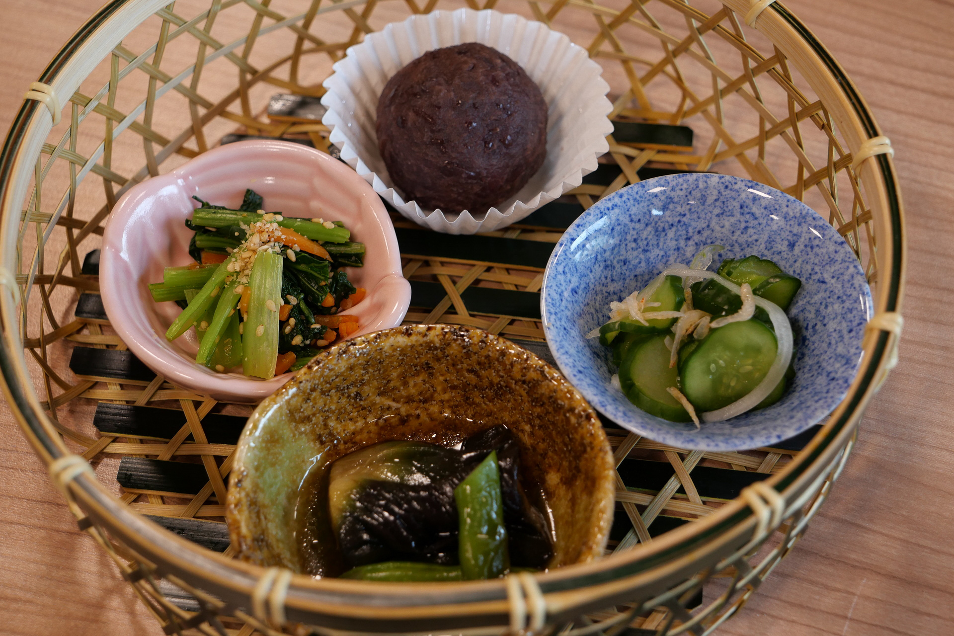 今回いただいた「十字屋御膳 和食」には、地元のおばあちゃんが造った「お節介おばんざい」が3種類セットとなる。どれも優しい味わいで、ほっとする美味しさだ