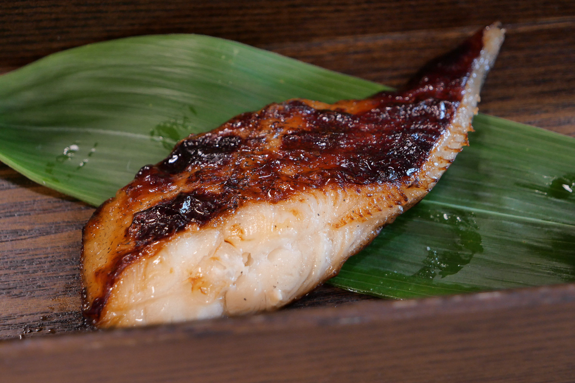 こちらはカレイの粕漬け。地元酒蔵の酒粕を使っているそうで、濃厚な旨味が特徴