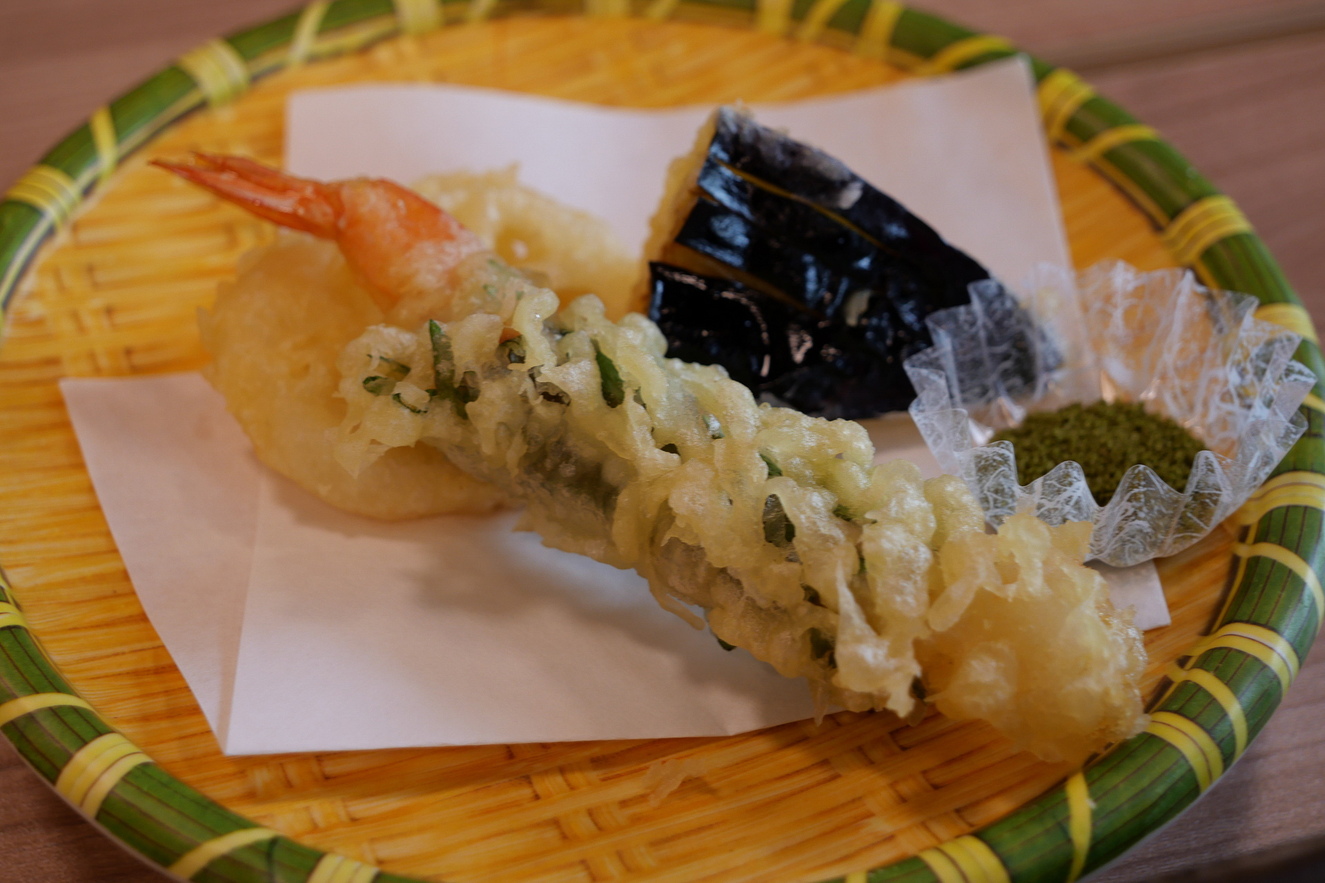 旬の野菜が中心の天ぷら。もちろんこの野菜も循環サイクルで育てられたものだ