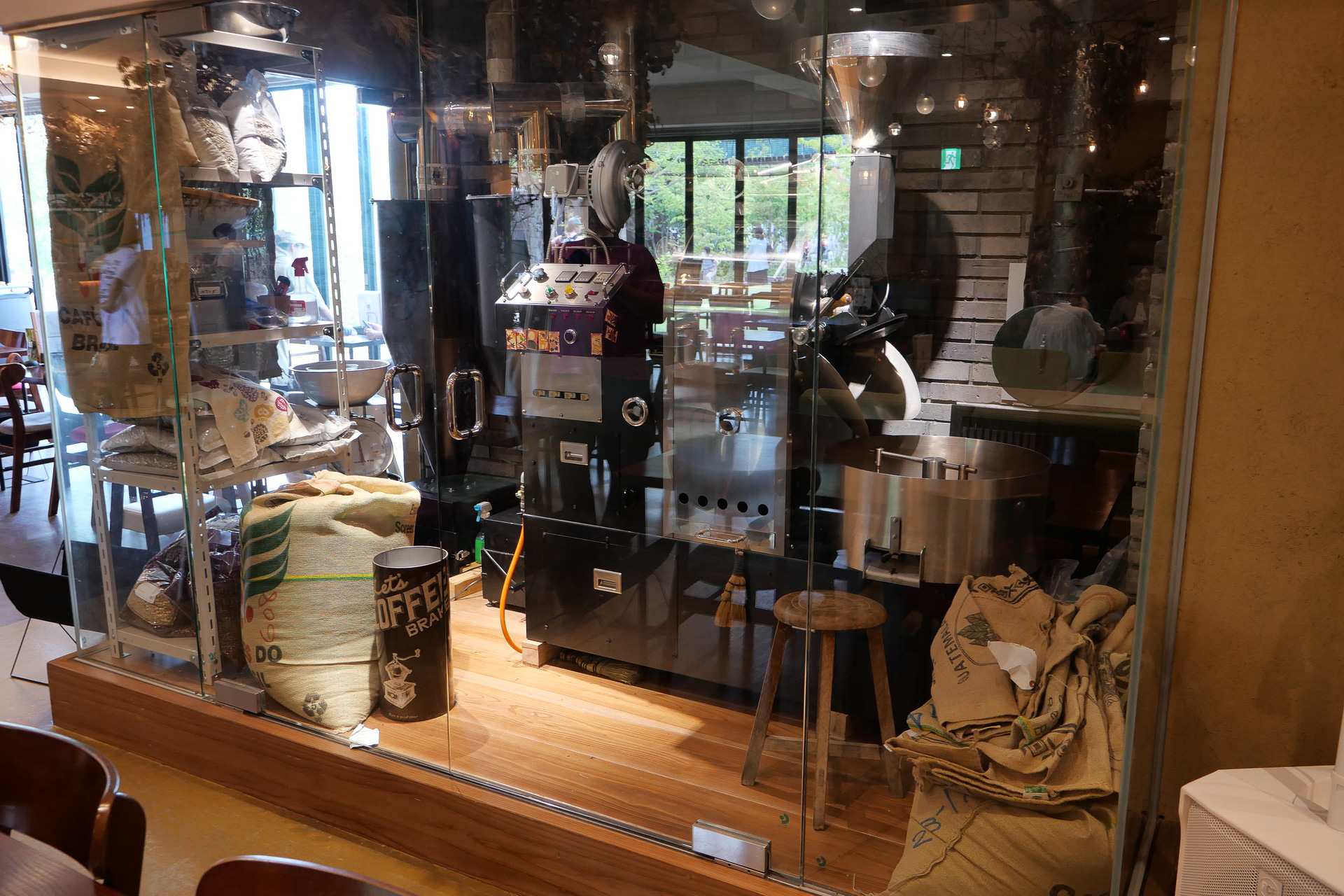 カフェでは自家焙煎のコーヒーを提供