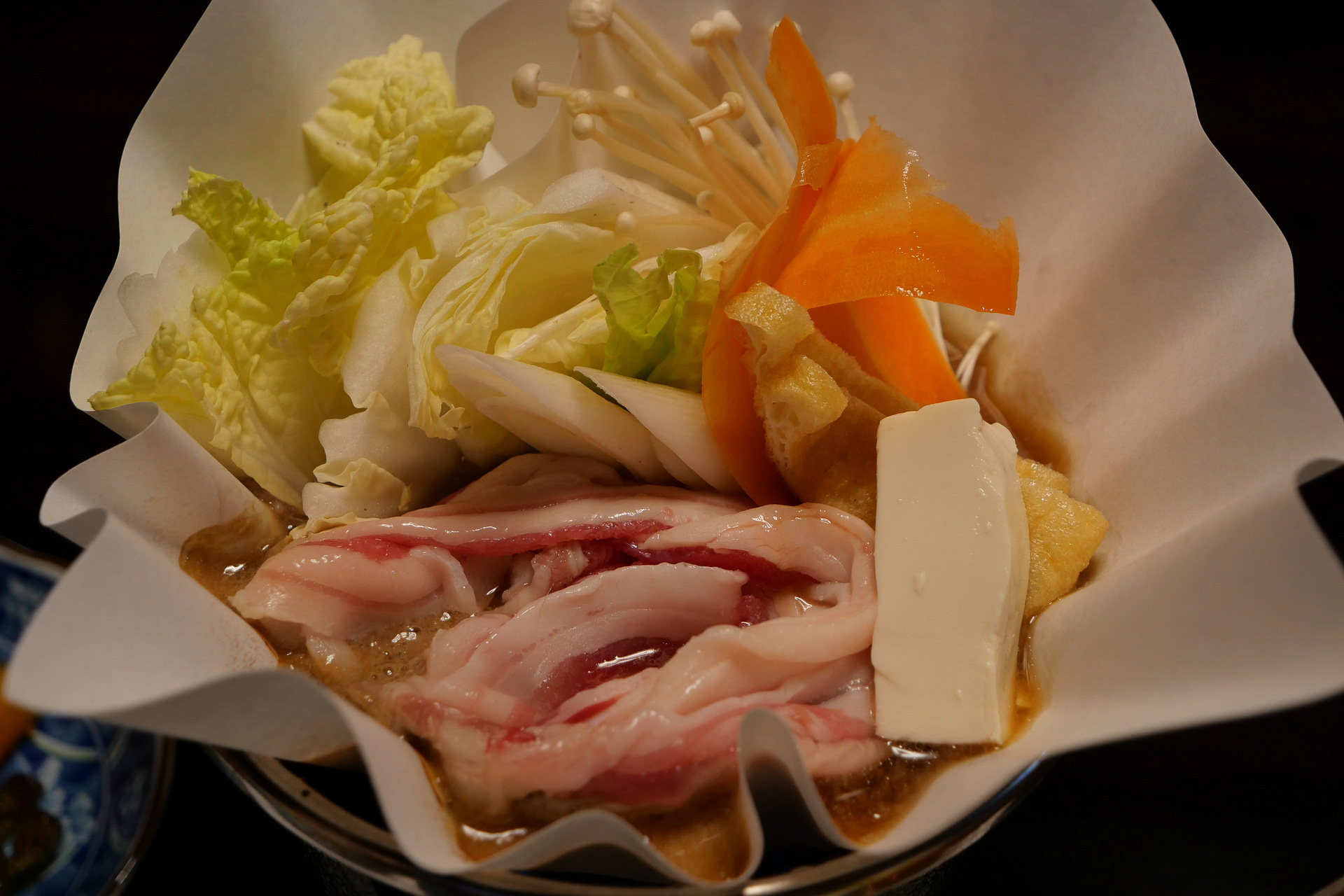 猪肉のぼたん鍋。猪肉の鮮やかなピンクの赤身と白い脂身からも、その新鮮さが伝わってくる