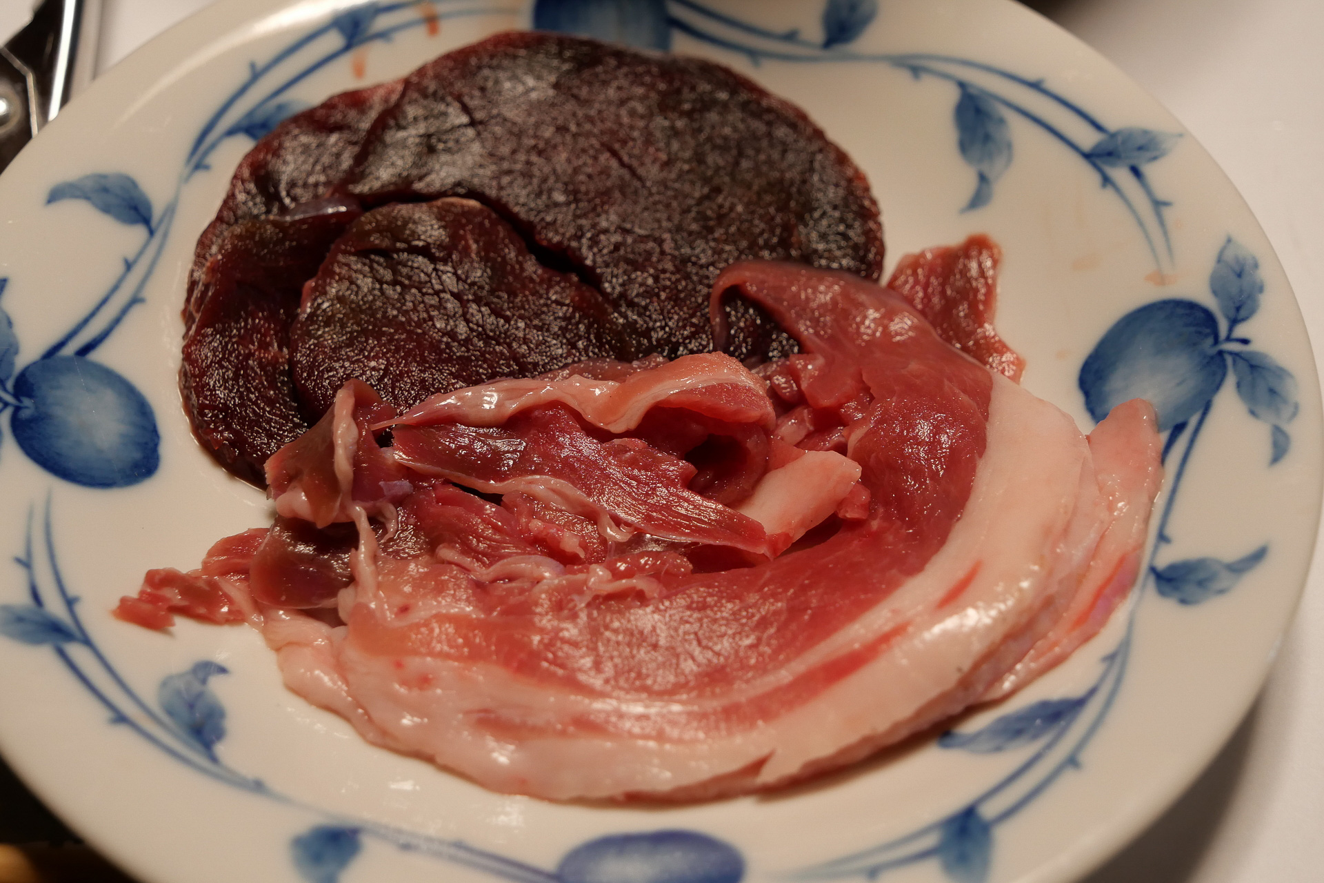 上の濃い赤身肉が鹿肉。猪肉とは異なるクセはあるが、より淡泊であっさりとしているため、女性に人気なのも納得だ
