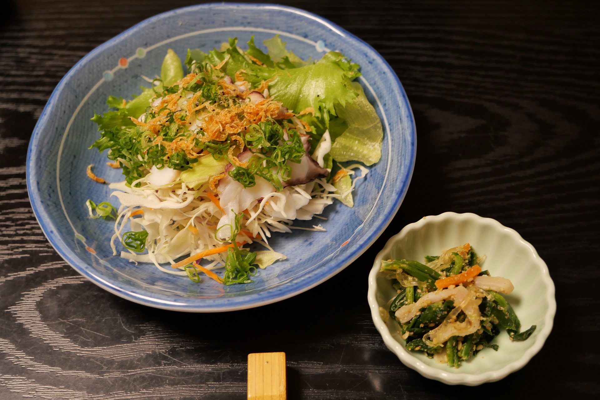たこの刺身が入ったカルパッチョ風のサラダ
