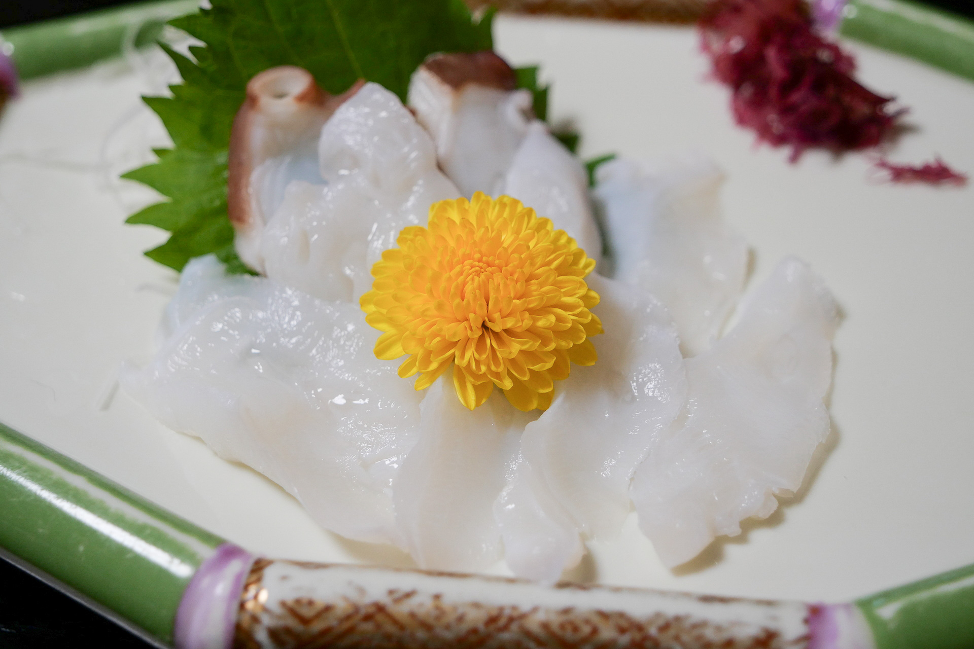 たこの刺身は、コリコリっとした歯応えと甘いたこの風味が楽しめる