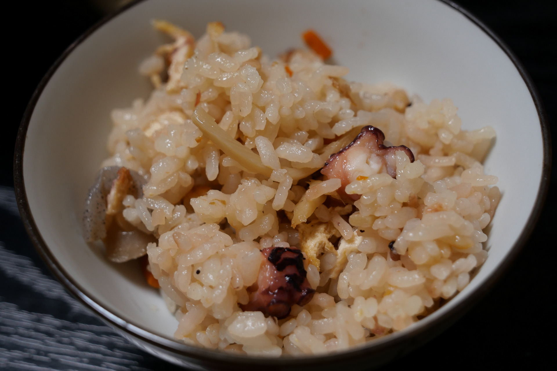 たこの釜めしは、ごはん全体にたこの旨味が染みわたって、間違いない美味しさだ