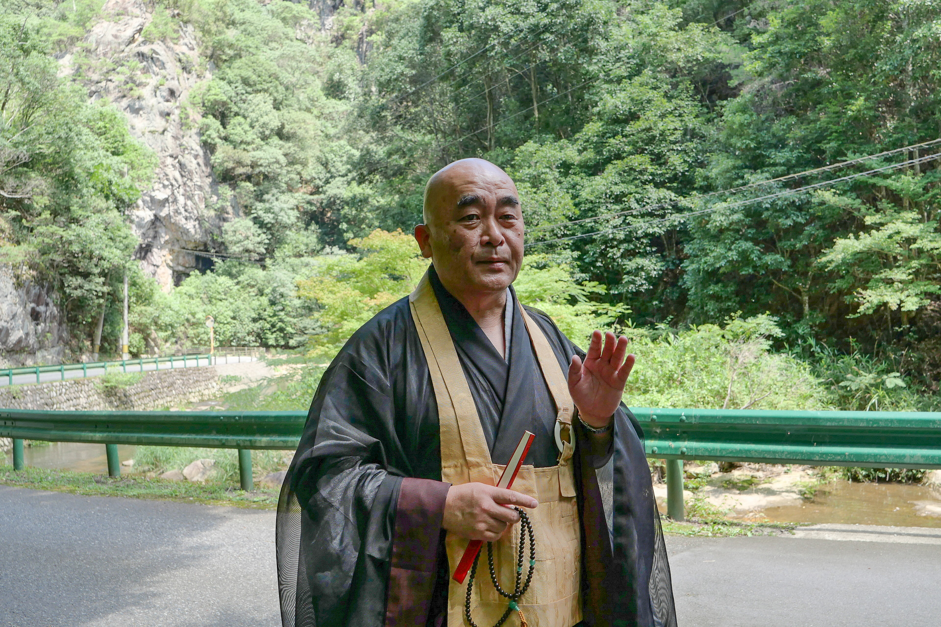 佛通寺の宗務総長、神田敬州さん。問いかけやユーモアを交えながら、境内の見どころを解説してくれた