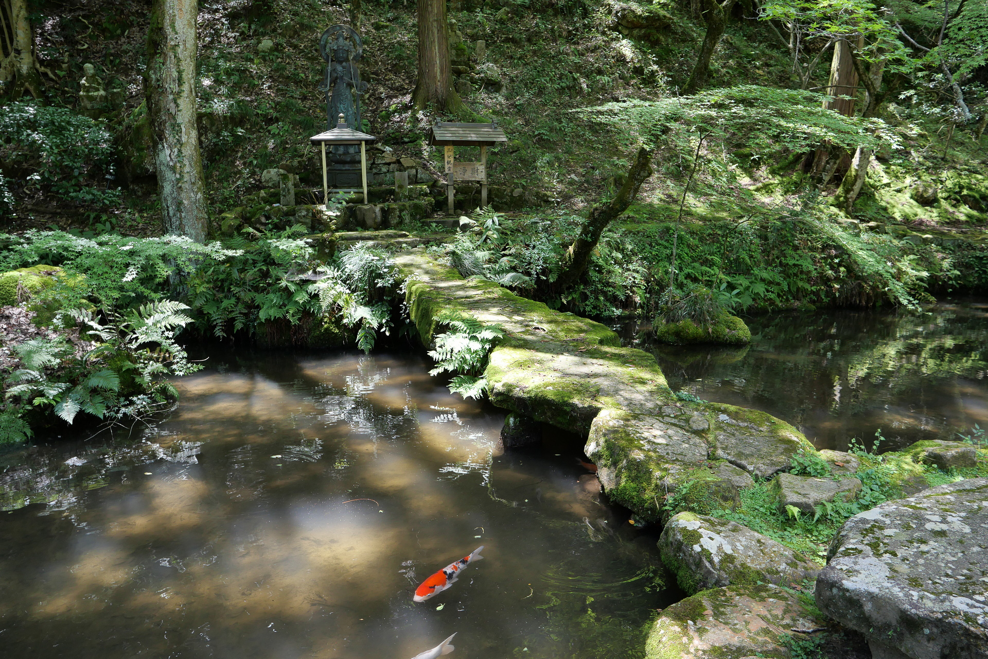 境内にある庭園風の池「崑崗池」は雪舟作と言い伝えられている