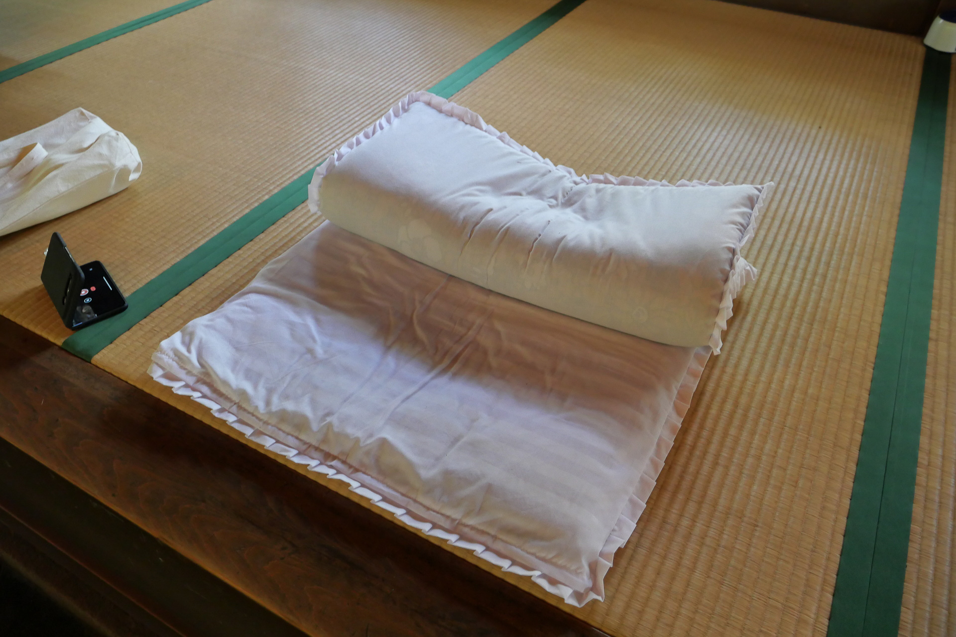 ひとり1畳のスペースが与えられ、2枚の座蒲団の上で座禅を組む