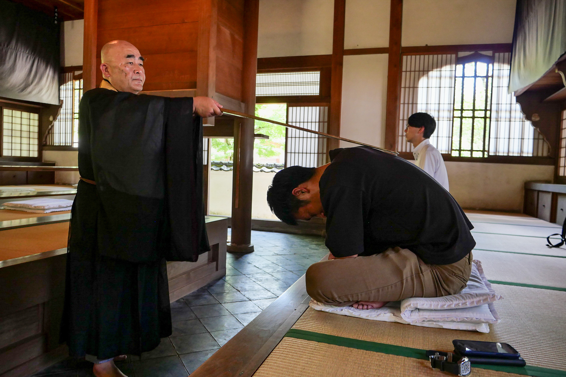 警策で打たれると確かに痛いが、心が洗われて清々しさが湧いてくる