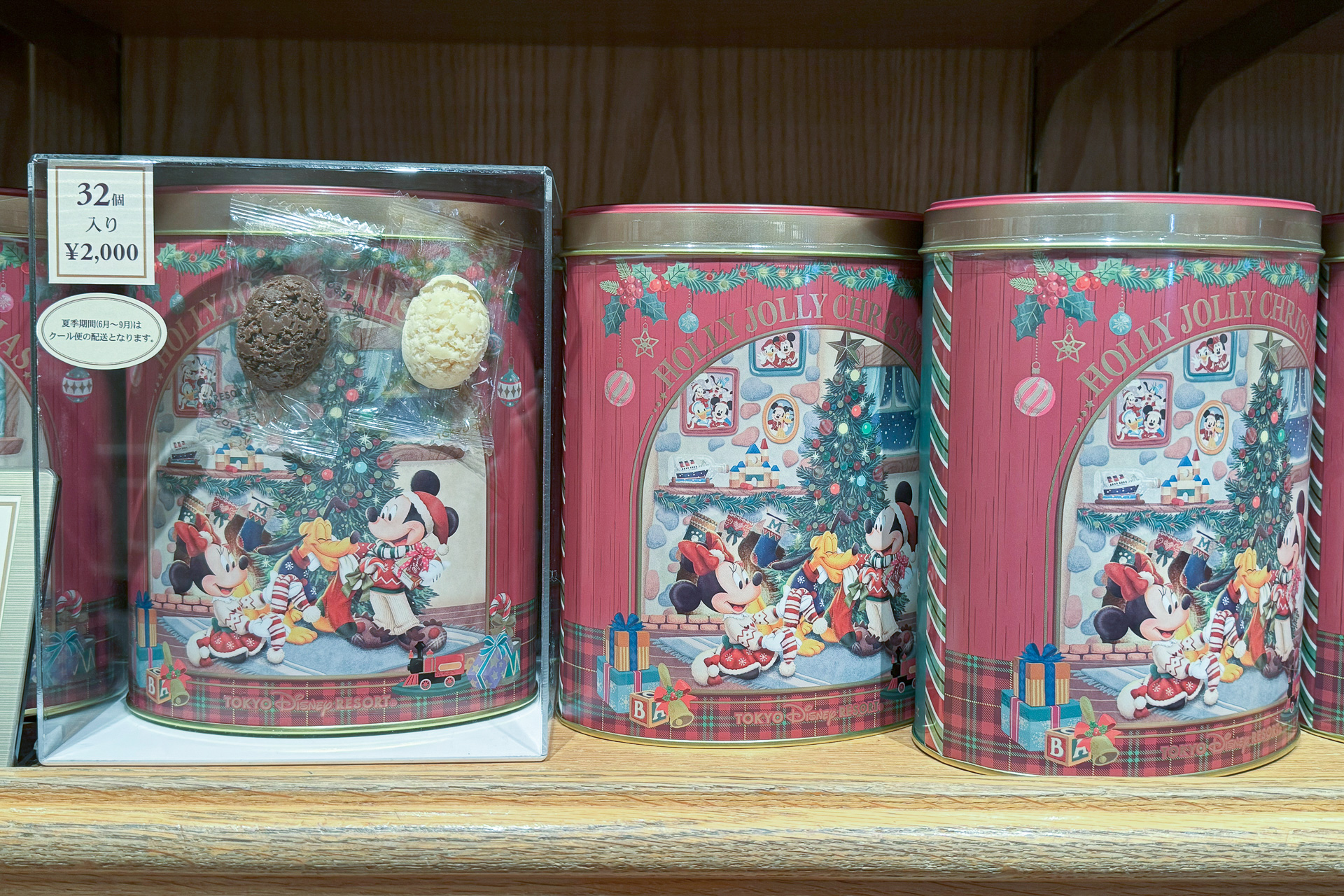 定番の「チョコレートクランチ」（2000円）の缶もクリスマス柄に