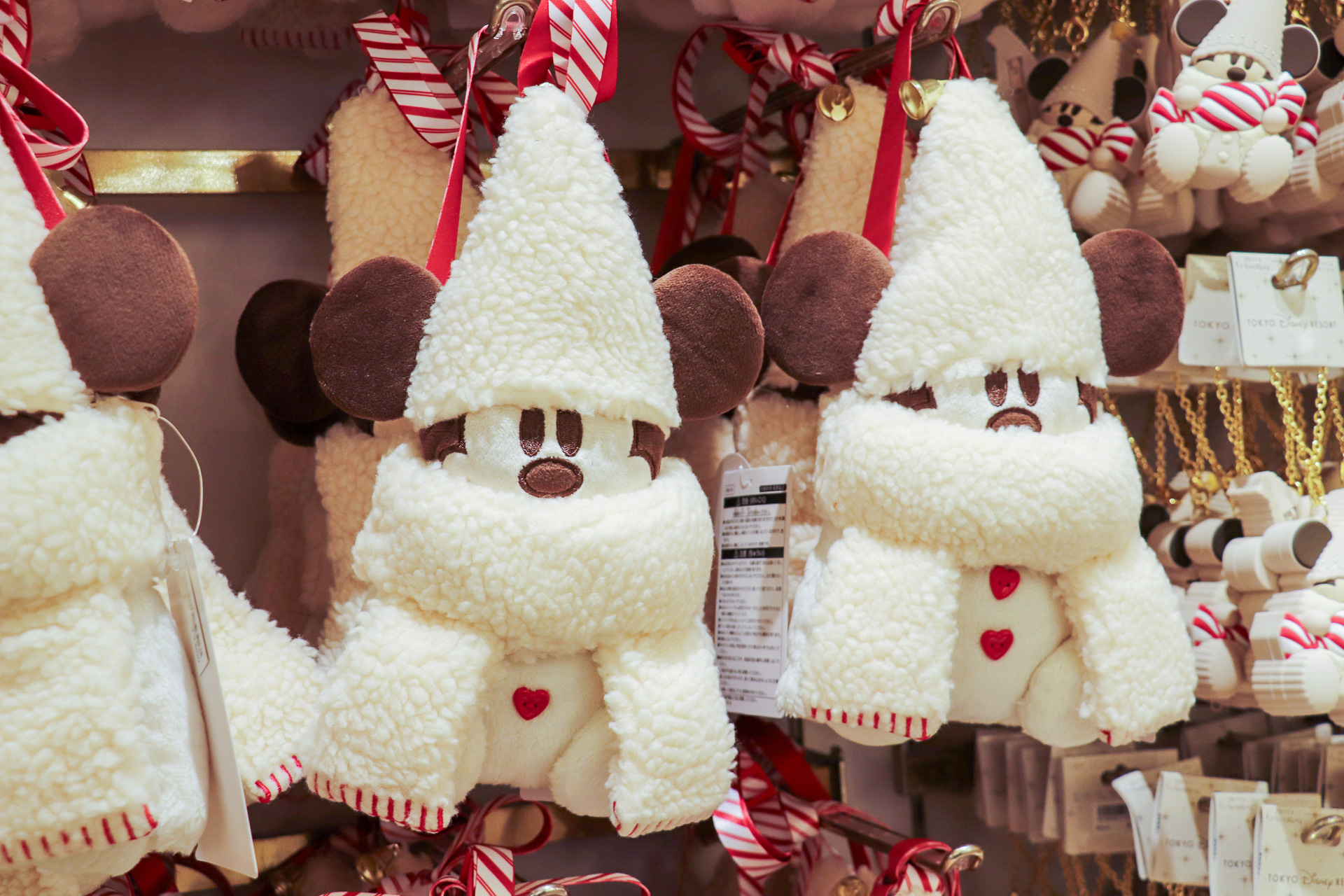 今年の「ショルダーバッグ」（3600円）はふわもこ素材の白一色でとってもキュート！