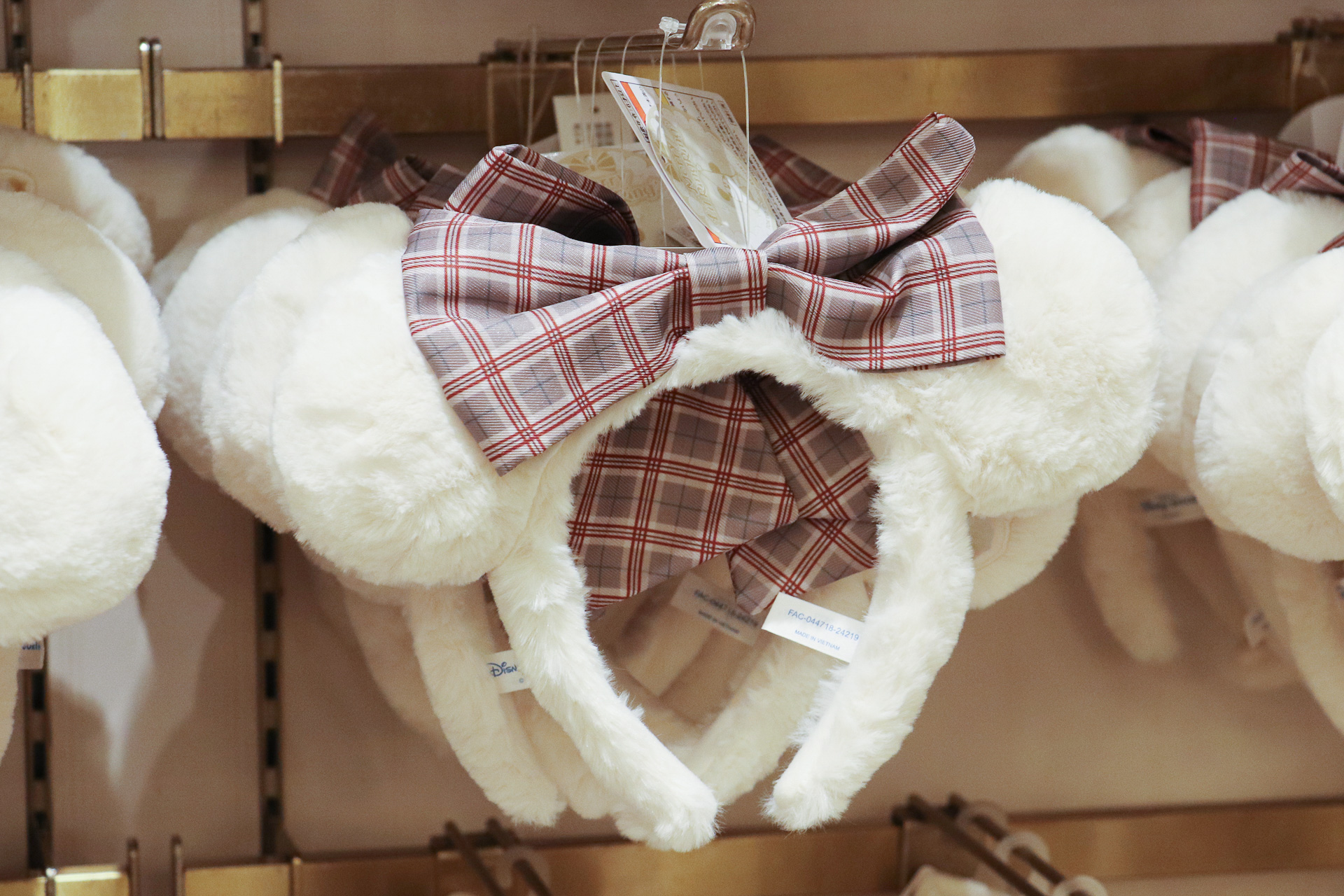 「カチューシャ」（2200円）はチェックのリボンがかわいい。耳の裏側には小さなリルリンリンも