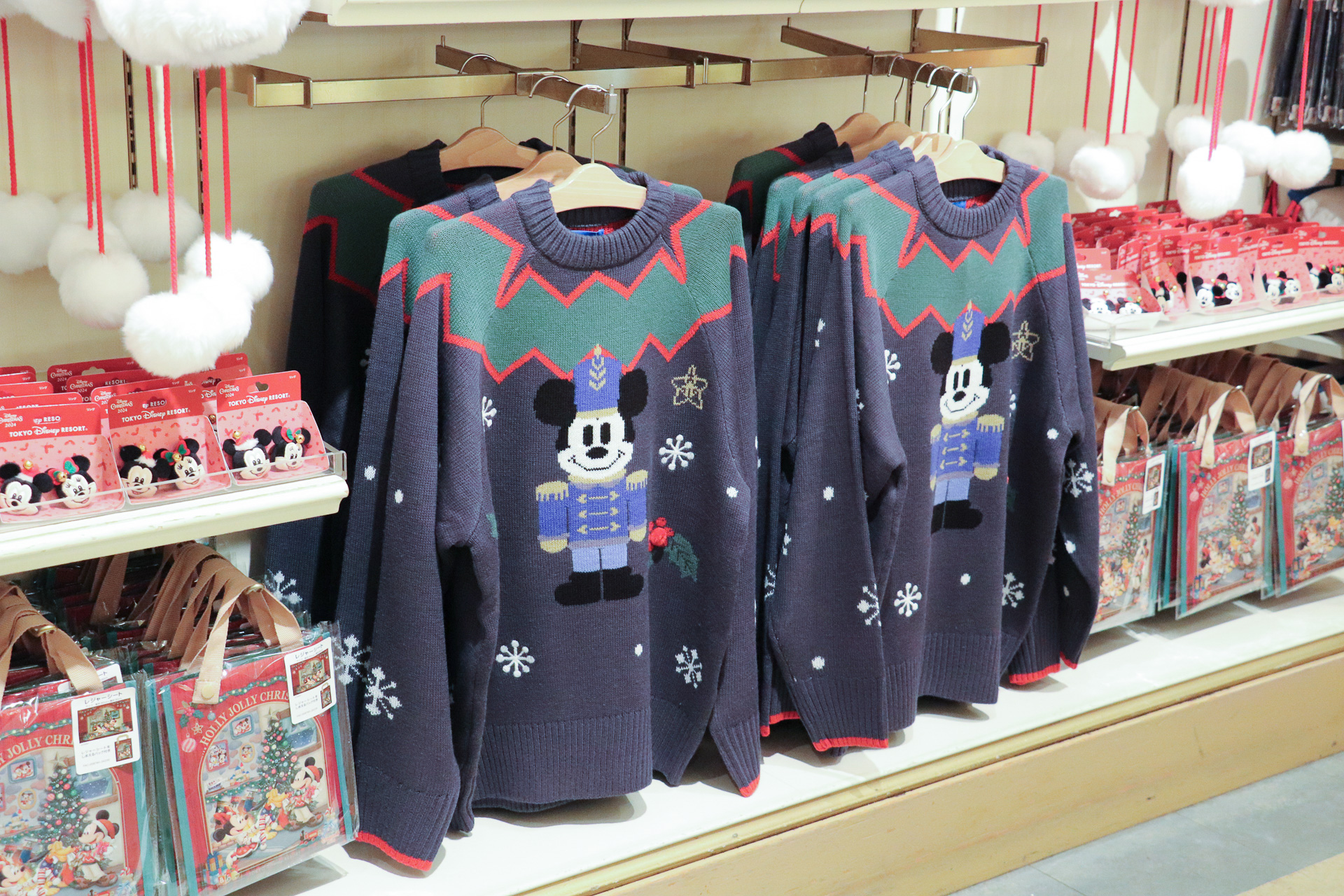 「セーター」（6900円）はパーク内でも大人気。青なので男女着やすいデザインだ