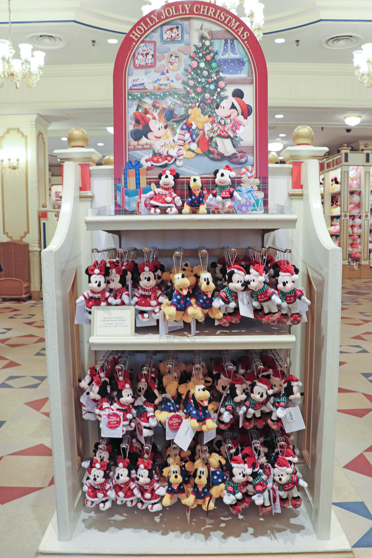「ぬいぐるみバッジ」（各2500円）は各キャラクターがあったかなクリスマスのコスチューム姿で登場