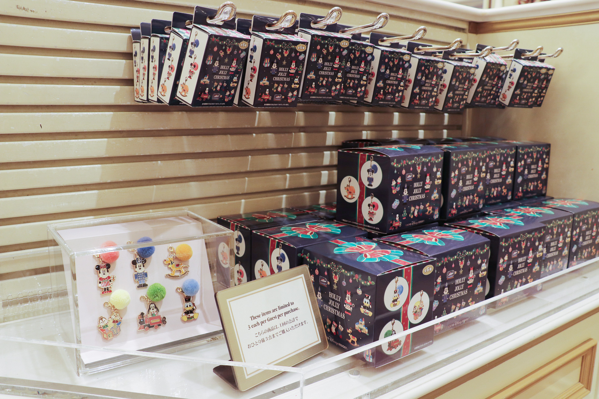 「チャーム」（各800円）は、全6種のうちどれか1つが入っていて、すべてセットになった「チャームセット」（4800円）もある