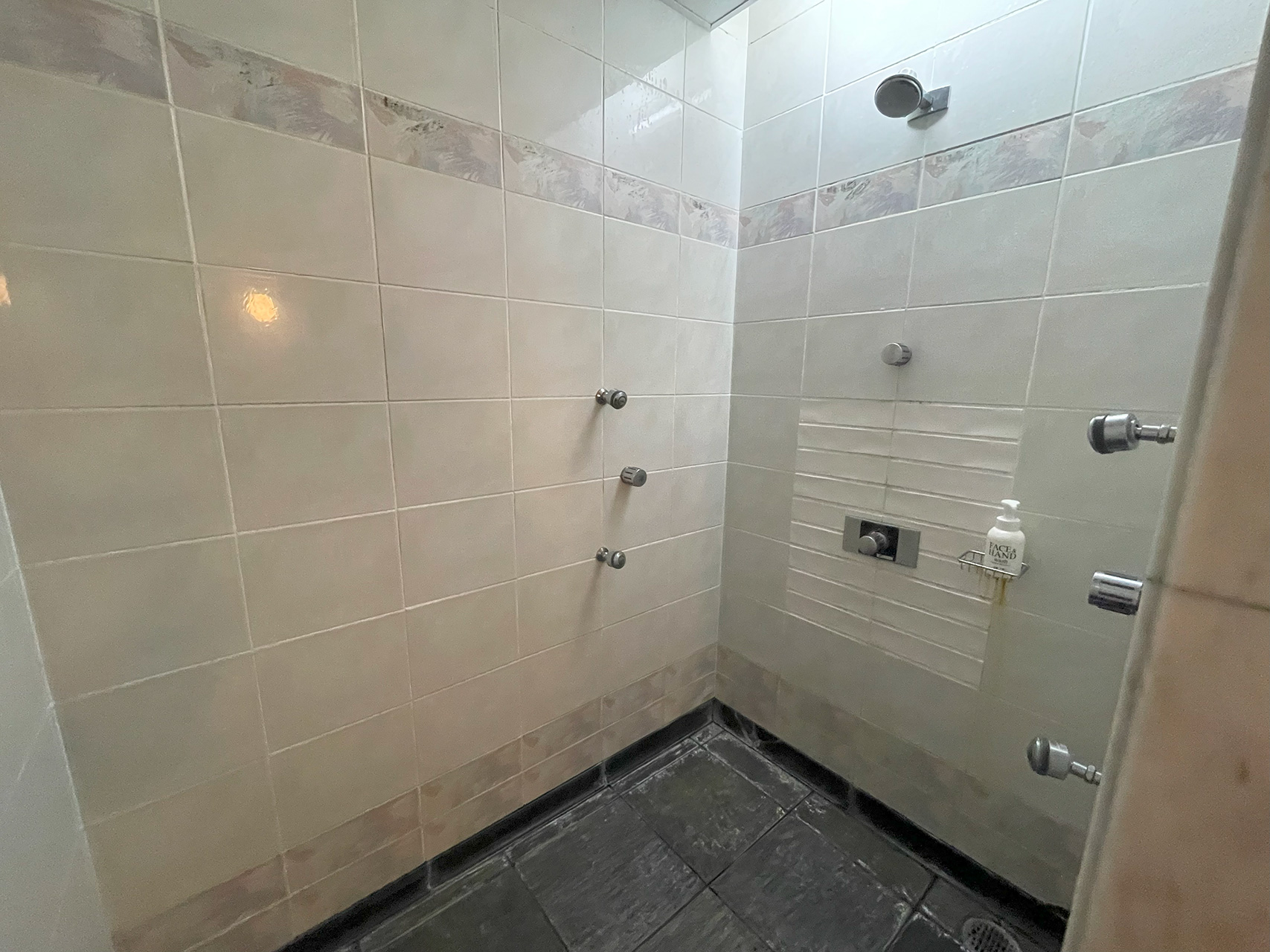 男湯にもボディシャワーあり