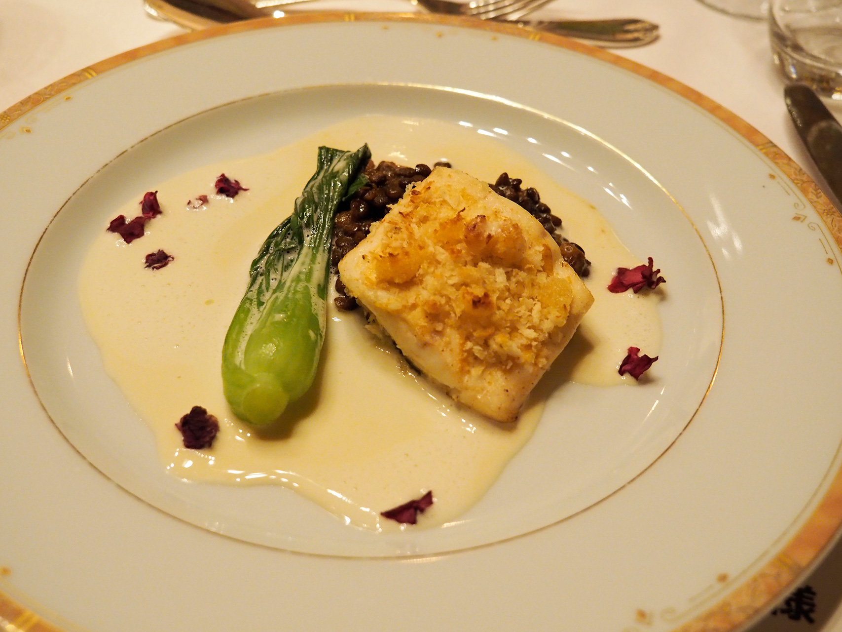 沼津港水揚げ 平目の西洋わさびパン粉焼き 白ワインソース バルサミコ風味のレンズ豆添え