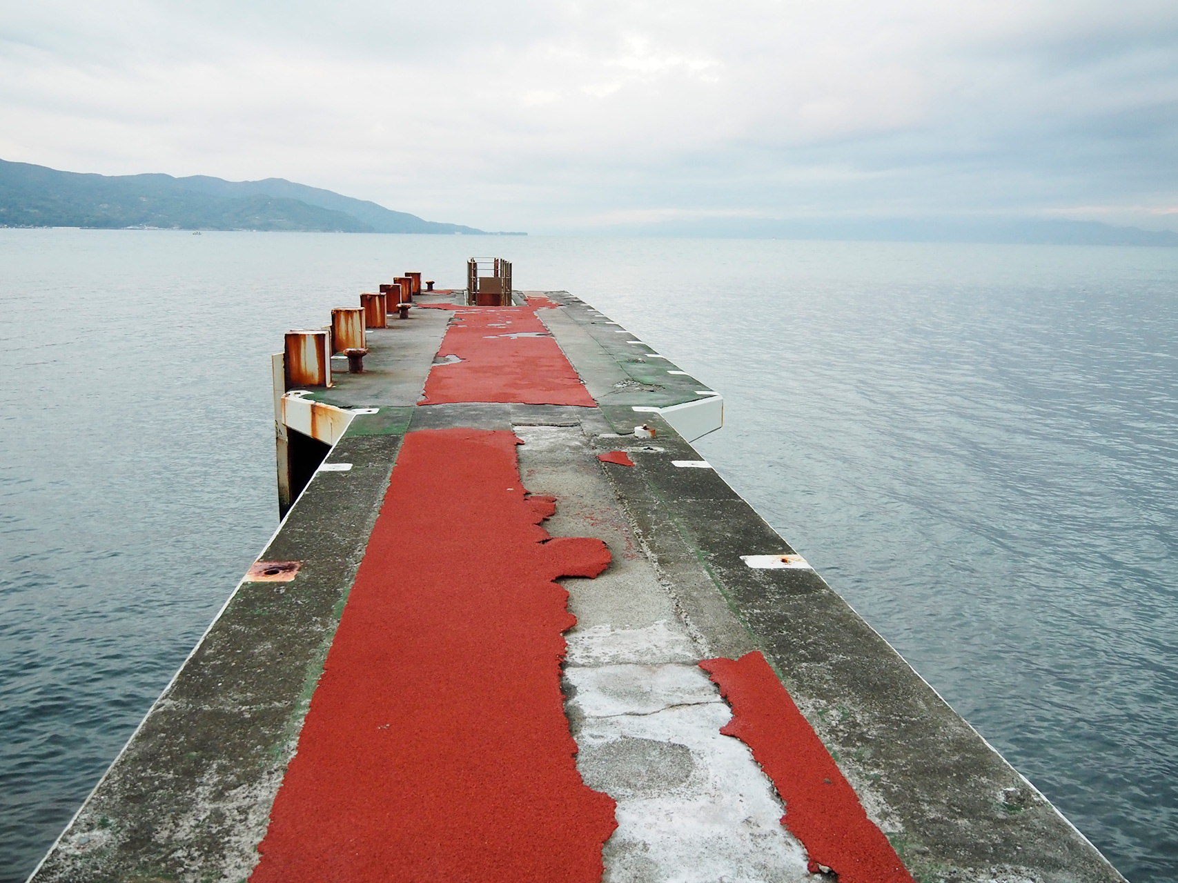 釣りができる堤防。記者が見たときは大きな魚が1匹いた