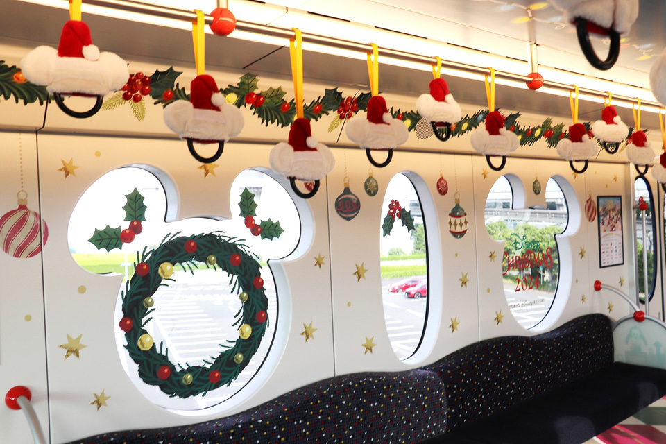 つり革はサンタ帽を被ったミッキーシェイプ！ リゾラのクリスマス