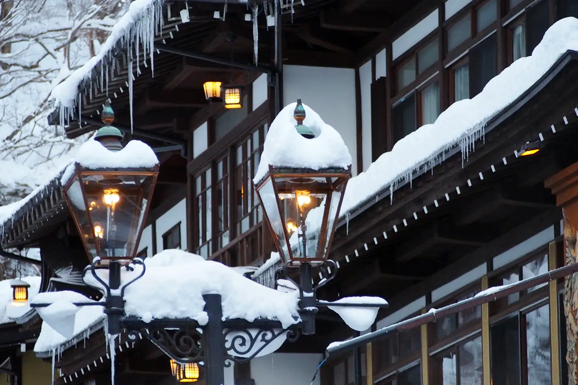銀山温泉、マイカー規制を導入。事故や混雑防止のため