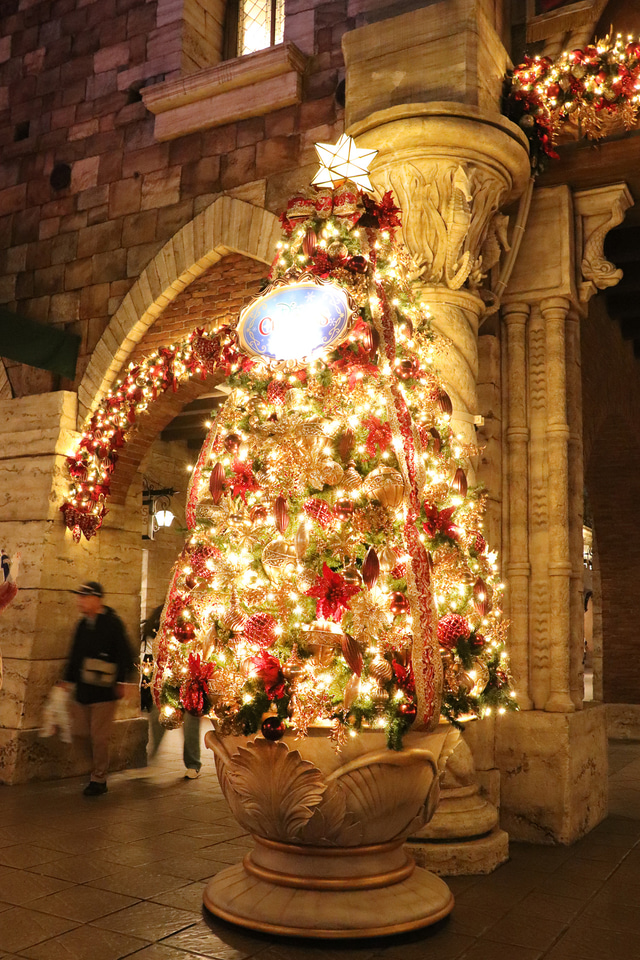 東京ディズニーシーのクリスマスは夜も必見！ 巨大ツリーの点灯