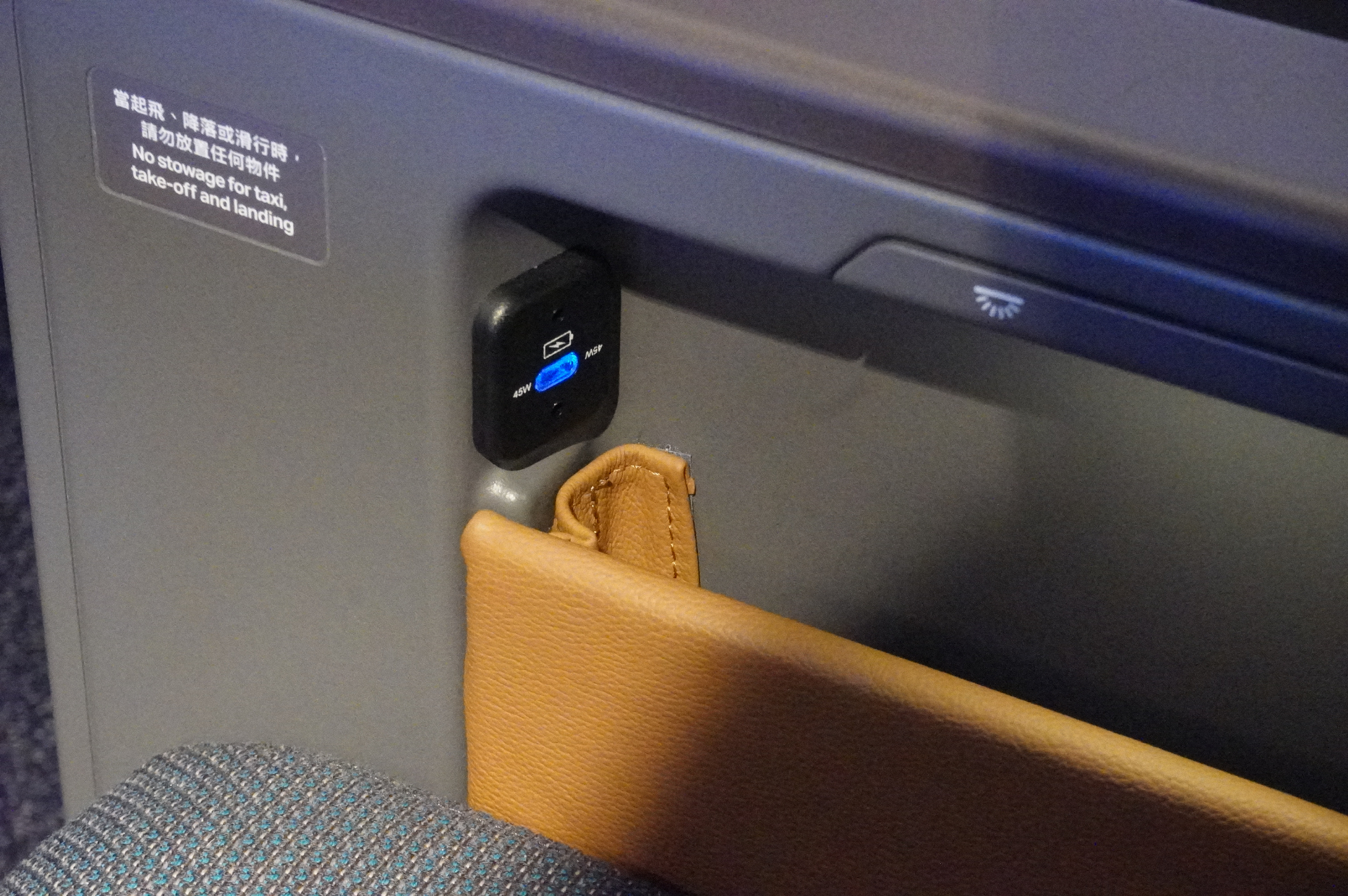 USB充電ポートType-A/Type-C、ユニバーサルAC電源も全座席に搭載