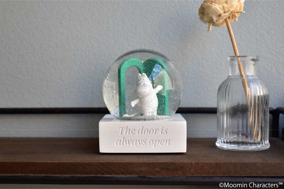 2025年は「ムーミン」小説の出版80周年。記念マグやスノードーム、純金