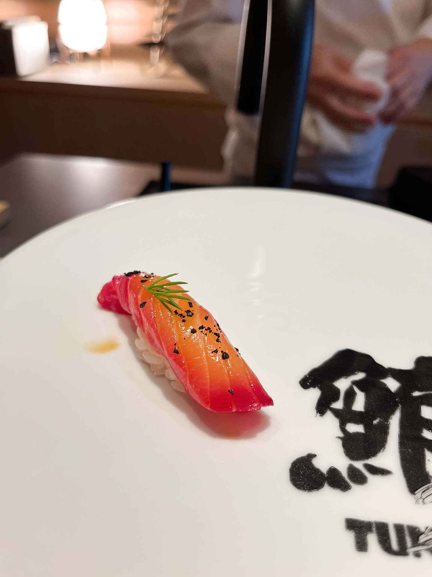 塩〆ビーツでピンクに色づいたサーモンの握り